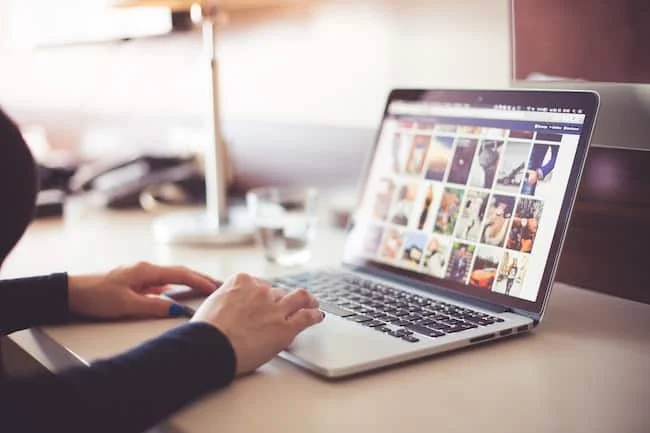pexels picjumbocom 196655 أهم الصفحات التي يجب أن يحتويها أي موقع شركة